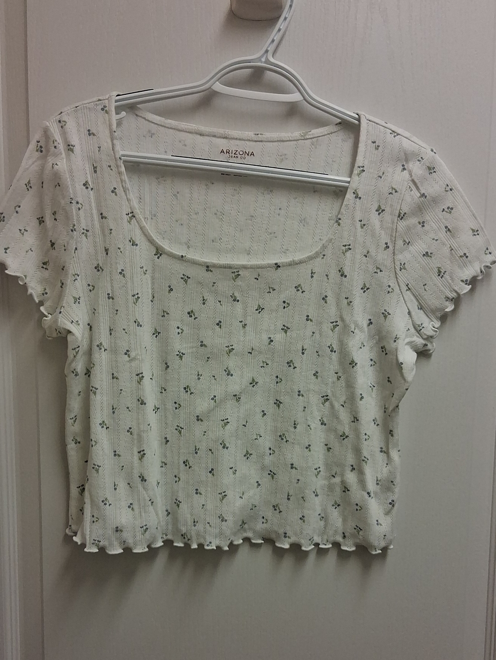 Arizona Jean Company White Ribbed Floral Scoop Crop Top With Ditsy Floral Print